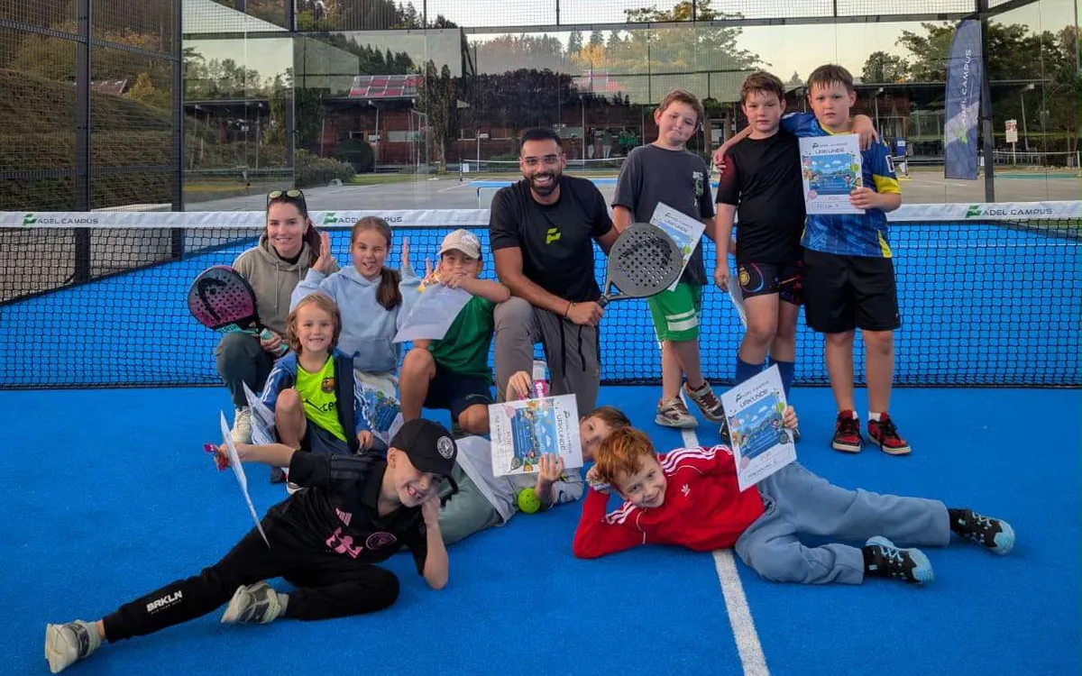 Kinder in einer Reihe beim Padel-Workshop, Trainer im Hintergrund