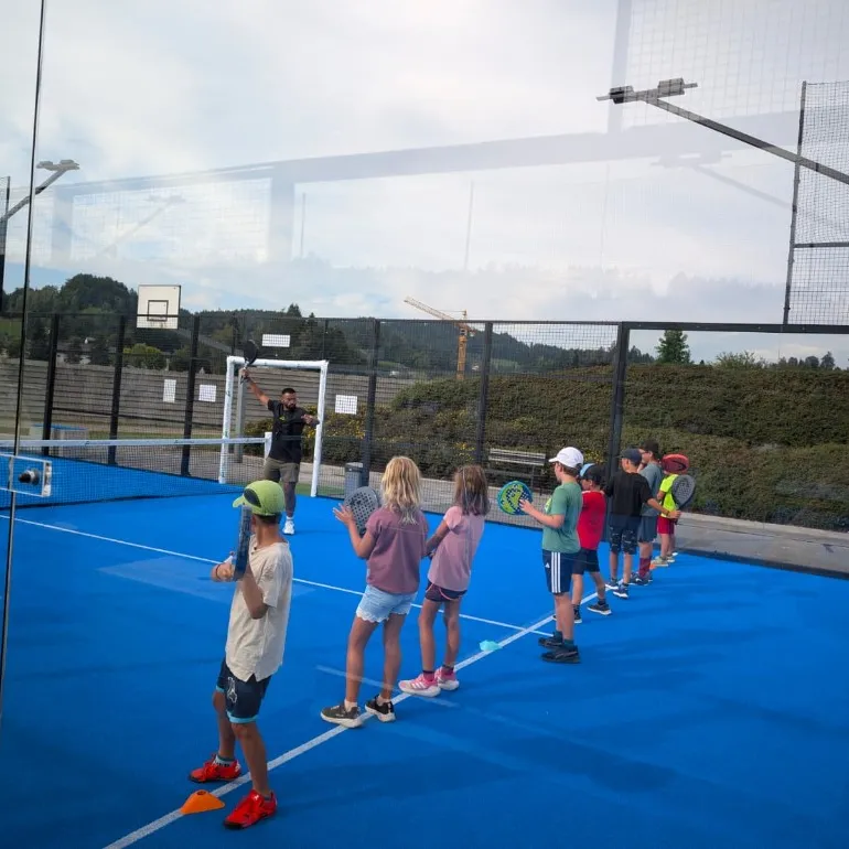 Gruppenfoto nach dem Kinderworkshop am Padel Campus