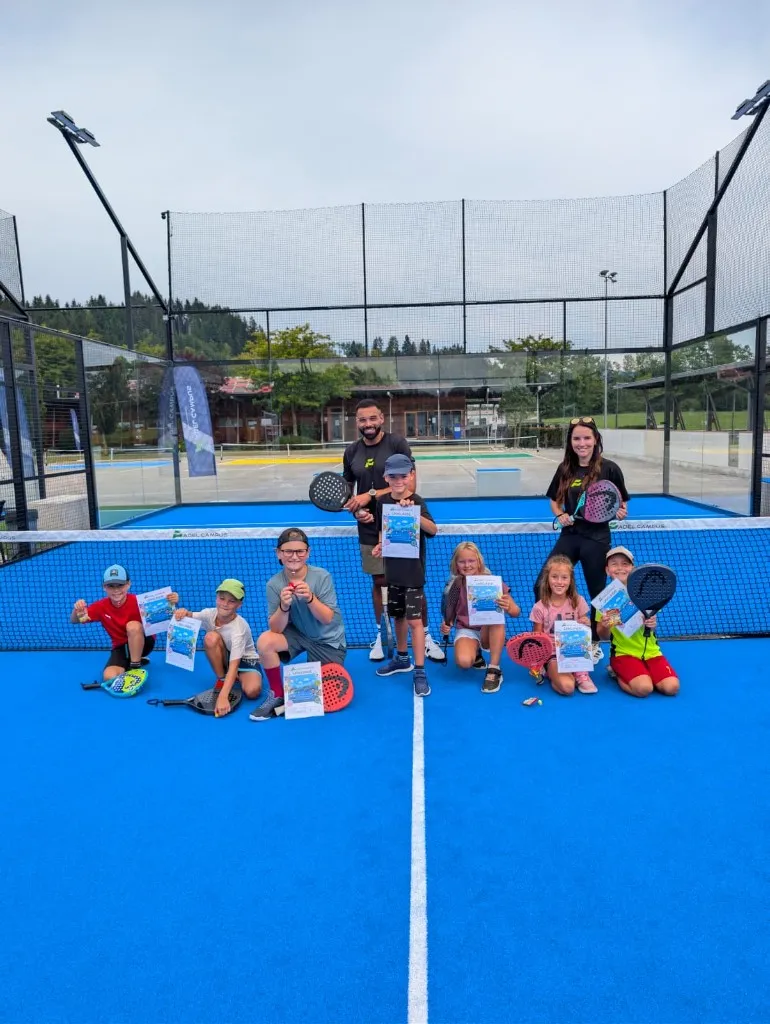 Kinder mit Urkunden nach dem Padel-Workshop