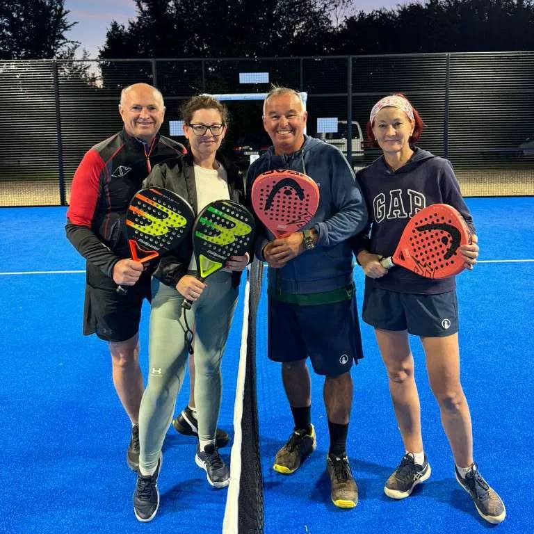Teilnehmer:innen bei einem Padel-Workshop in Sankt Veit