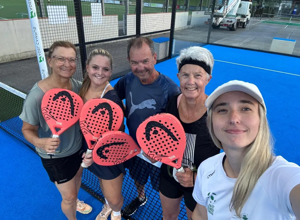 Teilnehmer:innen bei einem Padel-Workshop am Padel Campus