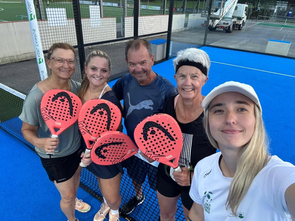 Teilnehmer:innen bei einem Padel-Workshop in Moosburg