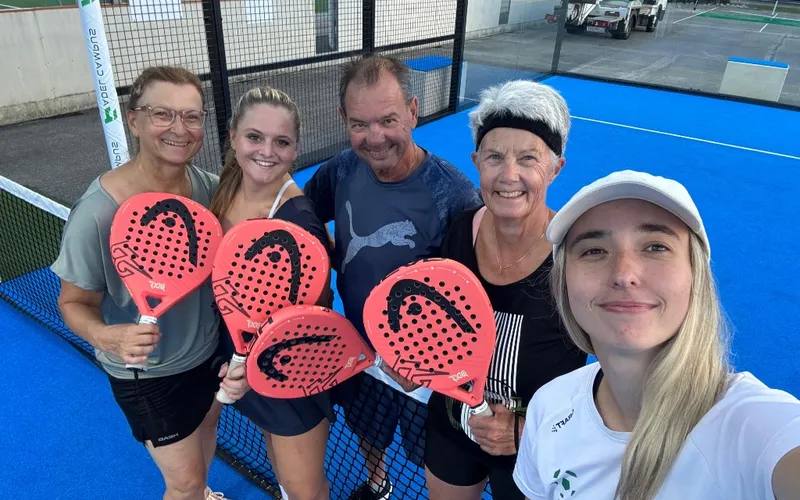 Teilnehmer:innen bei einem Padel-Workshop am Padel Campus