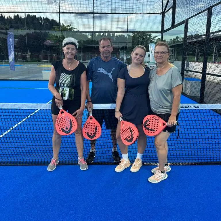 Teilnehmer:innen bei einem Padel-Workshop in Moosburg