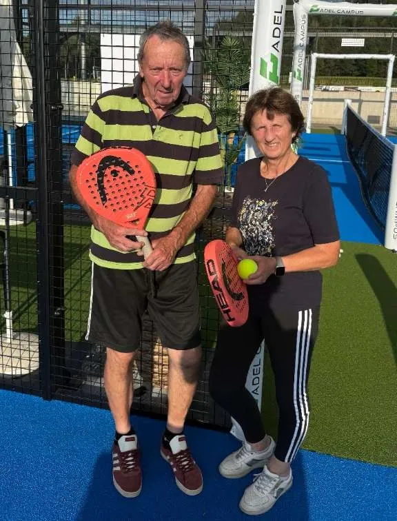 Teilnehmer:innen bei einem Padel-Workshop in Moosubrg